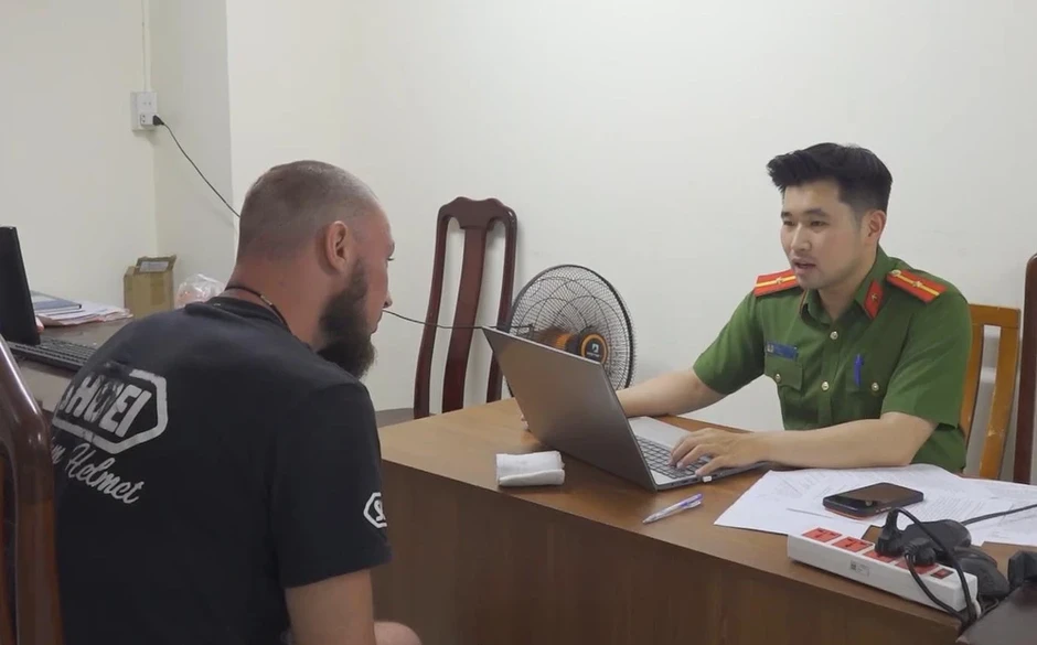 Tạm giữ hình sự 1 người nước ngoài lái xe khi say xỉn tông chết người Tạm giữ hình sự 1 người nước ngoài lái xe khi say xỉn tông chết người