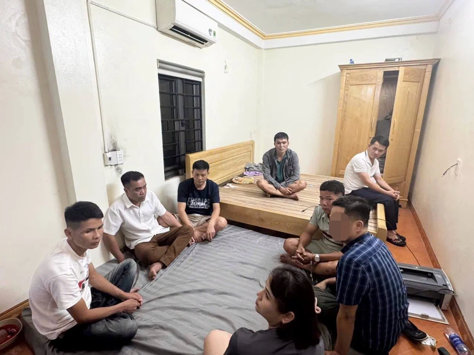 Tạm giữ hình sự 7 đối tượng đánh liêng ăn tiền trong phòng nghỉ VIP Tạm giữ hình sự 7 đối tượng đánh liêng ăn tiền trong phòng nghỉ VIP