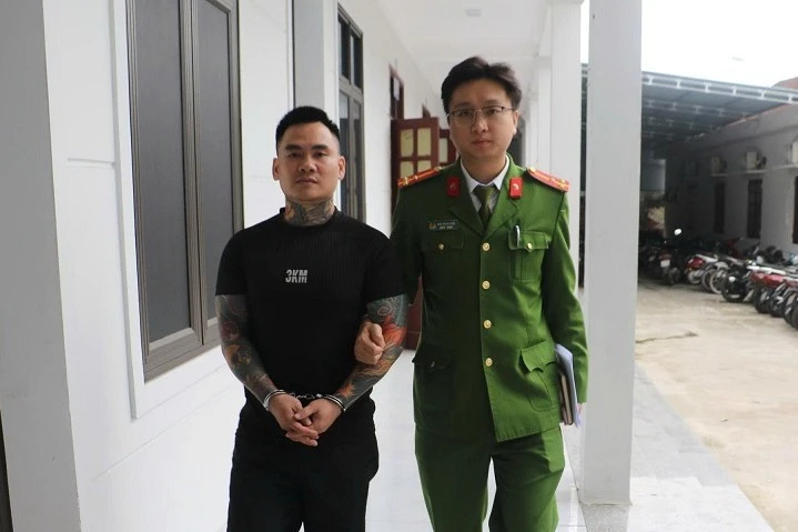 Tạm giữ hình sự đối tượng cầm dao xông vào quán cà phê chém người Tạm giữ hình sự đối tượng cầm dao xông vào quán cà phê chém người