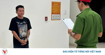 Tạm giữ hình sự đối tượng say rượu lái ô tô lao vào quán nhậu