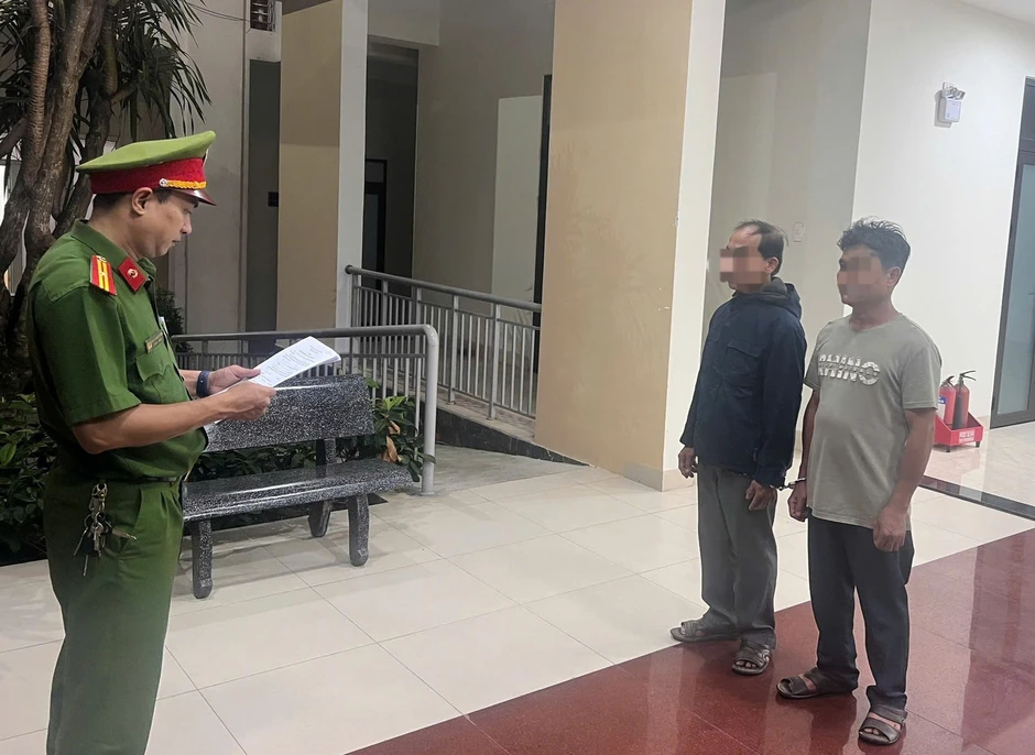 Tạm giữ hình sự hai kẻ xâm hại bé gái hàng xóm 13 tuổi Tạm giữ hình sự hai kẻ xâm hại bé gái hàng xóm 13 tuổi