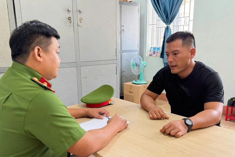 Tạm giữ hình sự kẻ chạy xe máy đạp ngã chồng cũ của bạn gái Tạm giữ hình sự kẻ chạy xe máy đạp ngã chồng cũ của bạn gái