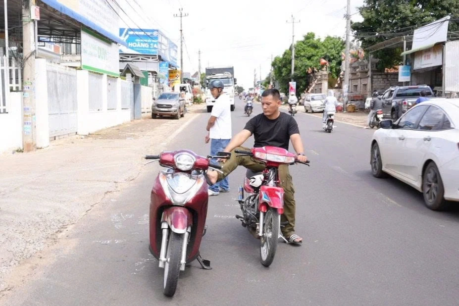 Tạm giữ hình sự kẻ chạy xe máy đạp ngã chồng cũ của bạn gái Tạm giữ hình sự kẻ chạy xe máy đạp ngã chồng cũ của bạn gái
