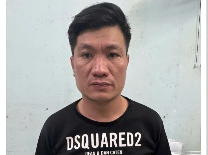 Tạm giữ hình sự kẻ hành hung người phụ nữ lớn tuổi tại quán ăn vỉa hè ở Quy Nhơn Tạm giữ hình sự kẻ hành hung người phụ nữ lớn tuổi tại quán ăn vỉa hè ở Quy Nhơn