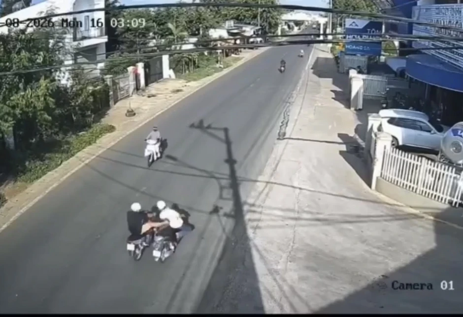 Tạm giữ hình sự người đàn ông đạp ngã chồng cũ của bạn gái giữa đường Tạm giữ hình sự người đàn ông đạp ngã chồng cũ của bạn gái giữa đường