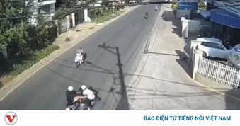 Tạm giữ hình sự người đàn ông đạp ngã chồng cũ của bạn gái giữa đường