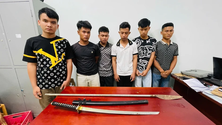 Tạm giữ hình sự nhóm thanh thiếu niên mang dao chặn đánh người vì tiếng nẹt pô xe máy Tạm giữ hình sự nhóm thanh thiếu niên mang dao chặn đánh người vì tiếng nẹt pô xe máy