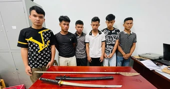 Tạm giữ hình sự nhóm thanh thiếu niên mang dao chặn đánh người vì tiếng nẹt pô xe máy