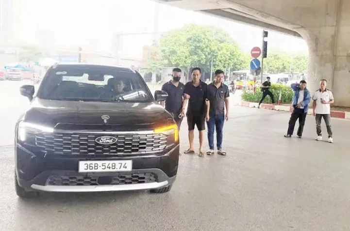 Tạm giữ hình sự tài xế không bằng lái, lao xe qua "chốt" CSGT trên đường Nguyễn Hoàng Tạm giữ hình sự tài xế không bằng lái, lao xe qua "chốt" CSGT trên đường Nguyễn Hoàng