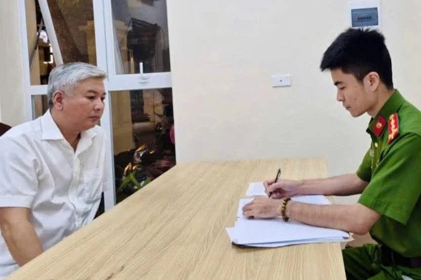 Tạm giữ hình sự tài xế Mercedes hành hung người sau va chạm Tạm giữ hình sự tài xế Mercedes hành hung người sau va chạm