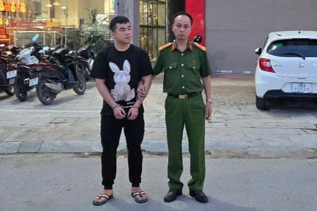Tạm giữ hình sự tài xế taxi hành hung nam shipper giữa đường