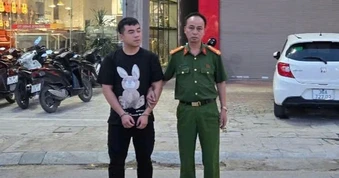 Tạm giữ hình sự tài xế taxi hành hung nam shipper giữa đường