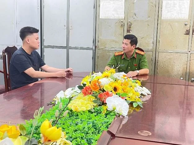 Tạm giữ hình sự thanh niên đuổi đánh hai cô gái giữa đêm ở Hà Nội Tạm giữ hình sự thanh niên đuổi đánh hai cô gái giữa đêm ở Hà Nội