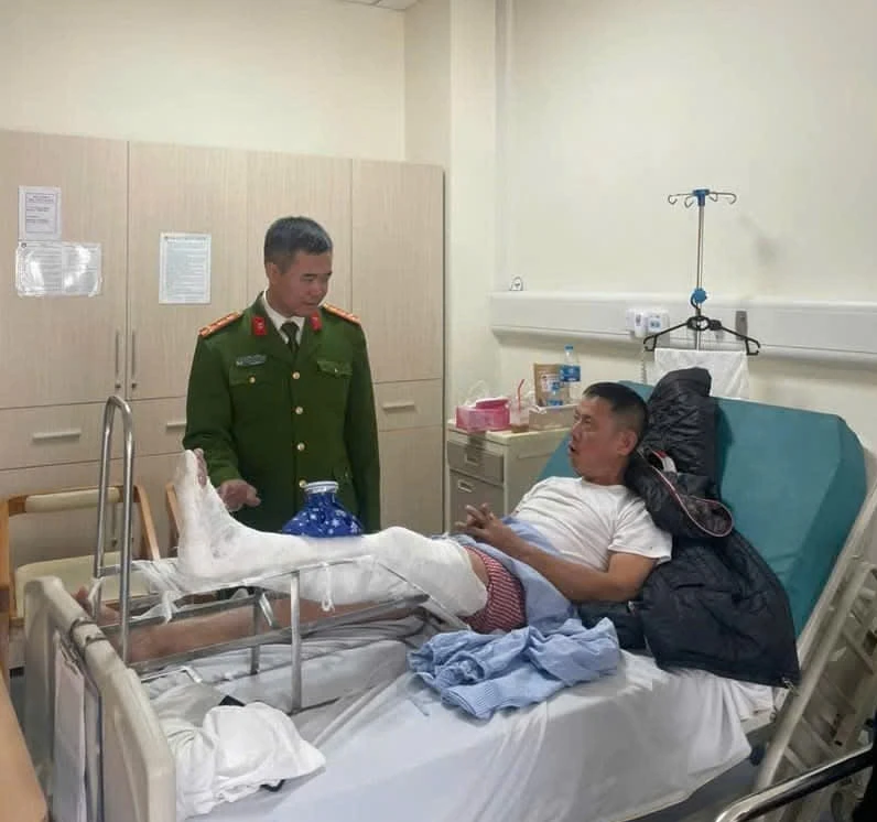 Tạm giữ Hồ Xuân Sinh đâm gãy chân cảnh sát sau trận Việt Nam - Thái Lan Tạm giữ Hồ Xuân Sinh đâm gãy chân cảnh sát sau trận Việt Nam - Thái Lan