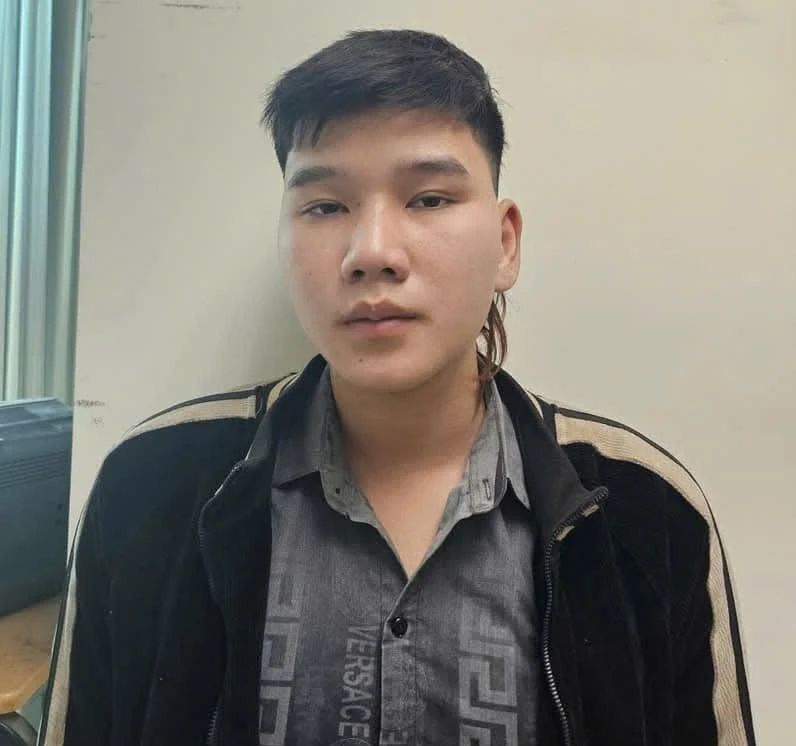 Tạm giữ Hồ Xuân Sinh đâm gãy chân cảnh sát sau trận Việt Nam - Thái Lan Tạm giữ Hồ Xuân Sinh đâm gãy chân cảnh sát sau trận Việt Nam - Thái Lan