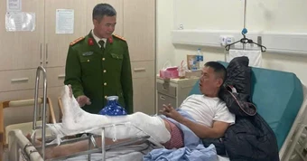 Tạm giữ Hồ Xuân Sinh đâm gãy chân cảnh sát sau trận Việt Nam - Thái Lan