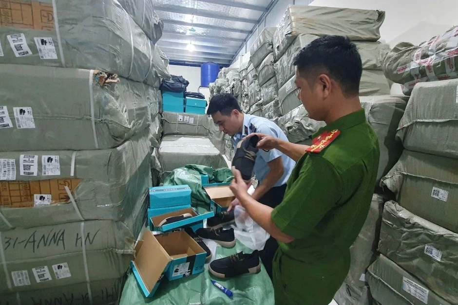 Tạm giữ hơn 10.000 đôi giày không rõ nguồn gốc ở Hưng Yên Tạm giữ hơn 10.000 đôi giày không rõ nguồn gốc ở Hưng Yên