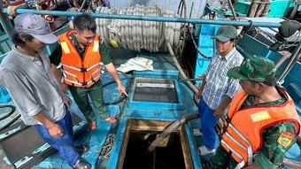 Tạm giữ hơn 31.000 lít dầu không rõ nguồn gốc trên vùng biển Cà Mau
