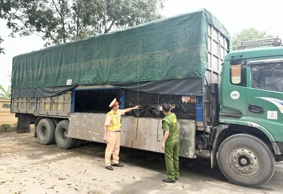 Tạm giữ hơn 5 tấn lạp xưởng "3 không" đang trên đường về thủ đô Tạm giữ hơn 5 tấn lạp xưởng "3 không" đang trên đường về thủ đô
