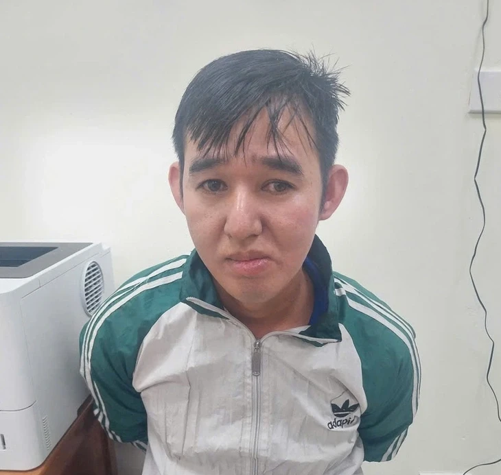 Tạm giữ kẻ dùng ứng dụng hẹn hò dụ dỗ, hiếp dâm bé gái 12 tuổi Tạm giữ kẻ dùng ứng dụng hẹn hò dụ dỗ, hiếp dâm bé gái 12 tuổi