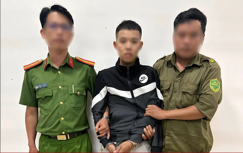 Tạm giữ kẻ ngông cuồng dùng bom xăng tấn công lực lượng công an Đà Nẵng Tạm giữ kẻ ngông cuồng dùng bom xăng tấn công lực lượng công an Đà Nẵng