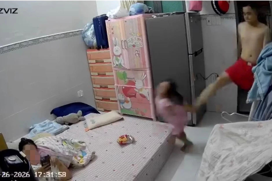 Tạm giữ người đàn ông đạp con riêng của người tình ở TPHCM