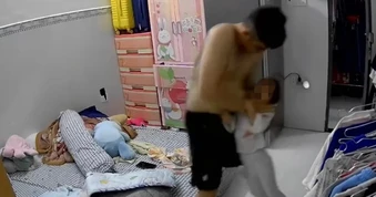 Tạm giữ người đàn ông đạp con riêng của người tình ở TPHCM