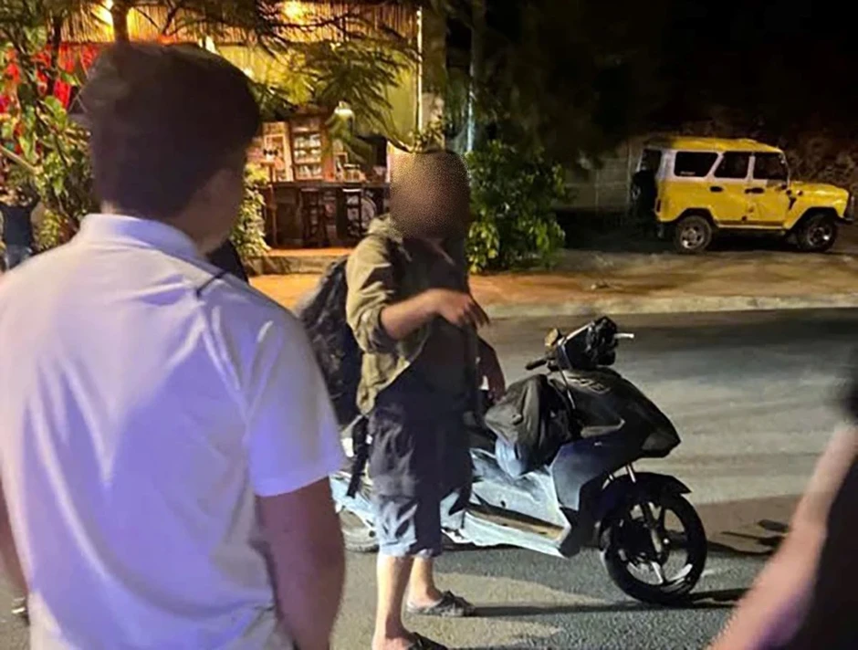 Tạm giữ người đàn ông nước ngoài tấn công thiếu tá công an rồi bỏ trốn Tạm giữ người đàn ông nước ngoài tấn công thiếu tá công an rồi bỏ trốn