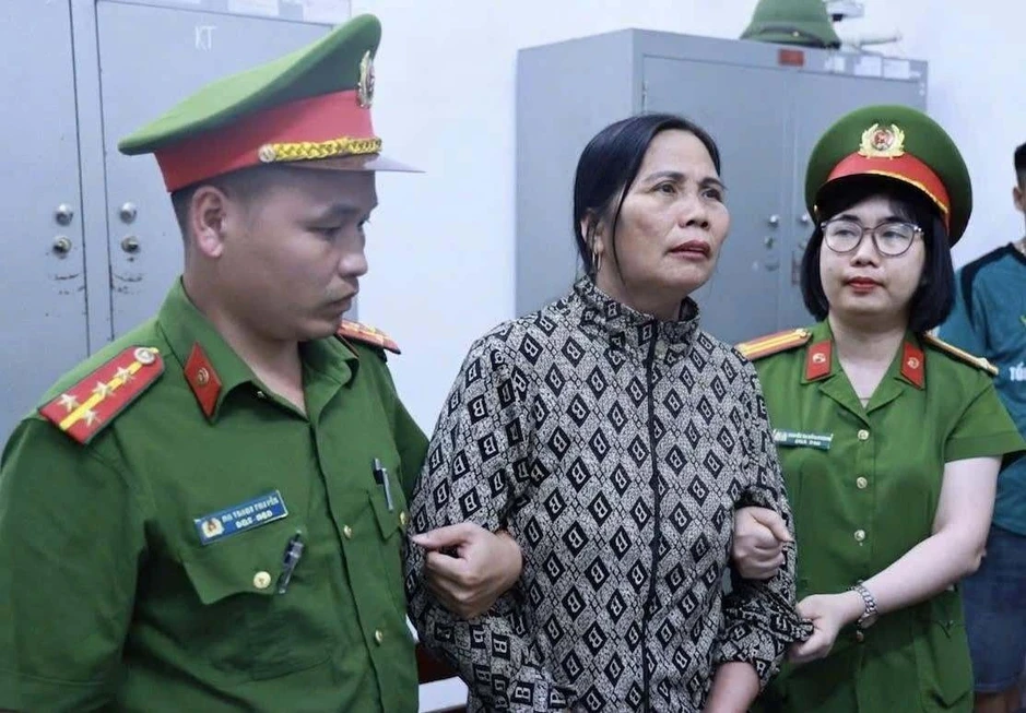 Tạm giữ người phụ nữ ném vỡ kính chắn gió máy xúc công trường Tạm giữ người phụ nữ ném vỡ kính chắn gió máy xúc công trường