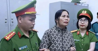 Tạm giữ người phụ nữ ném vỡ kính chắn gió máy xúc công trường
