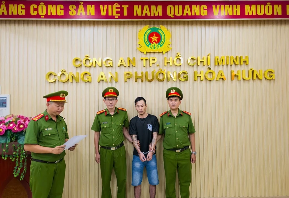 Tạm giữ nhân viên quán ốc dùng ghế nhựa đánh shipper tại TP.HCM