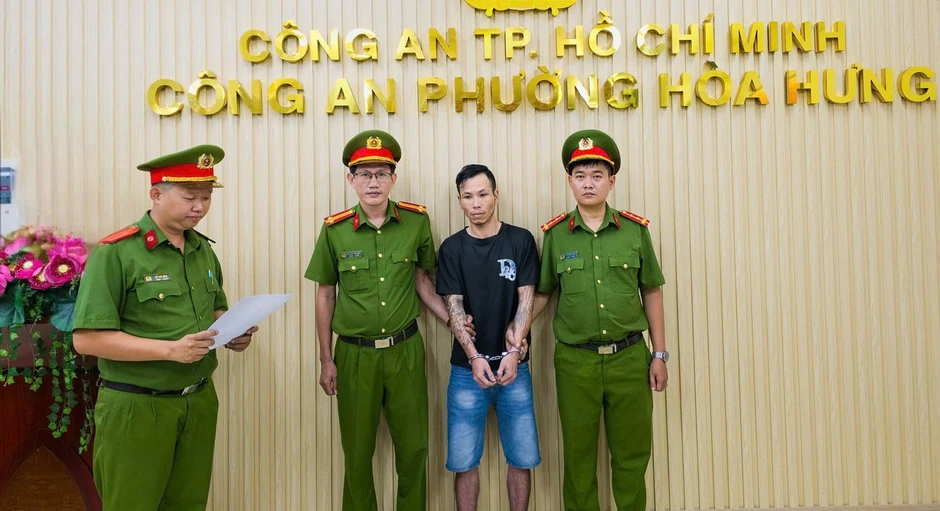 Tạm giữ nhân viên quán ốc dùng ghế nhựa đánh tài xế giao hàng