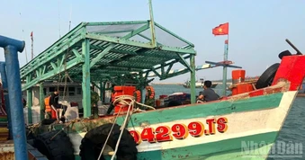 Tạm giữ phương tiện vận chuyển số lượng lớn dầu DO trái phép trên vùng biển Bạch Long Vĩ