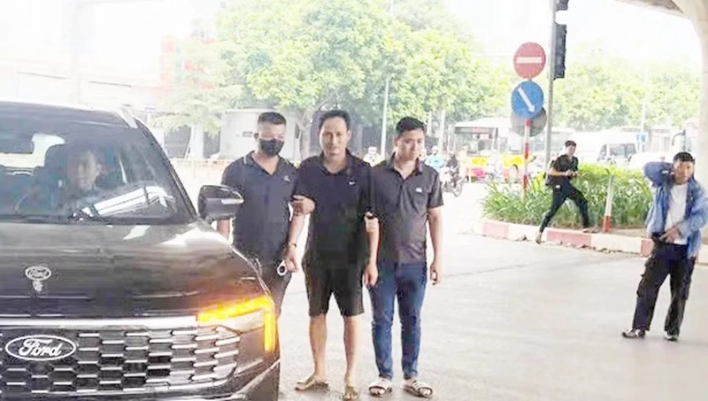 Tạm giữ tài xế húc vào cảnh sát giao thông