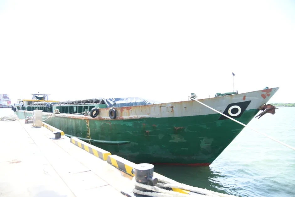 Tạm giữ tàu chở gần 20 tấn phân bón không rõ nguồn gốc Tạm giữ tàu chở gần 20 tấn phân bón không rõ nguồn gốc