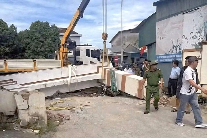 Tạm giữ xe cẩu sau vụ cổng chào đổ sập khiến bé trai 8 tuổi đứt rời bàn tay Tạm giữ xe cẩu sau vụ cổng chào đổ sập khiến bé trai 8 tuổi đứt rời bàn tay