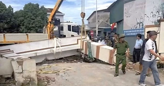 Tạm giữ xe cẩu sau vụ cổng chào đổ sập khiến bé trai 8 tuổi đứt rời bàn tay
