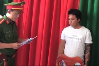 Tấn công cảnh sát khi bị nhắc hát karaoke ồn ào