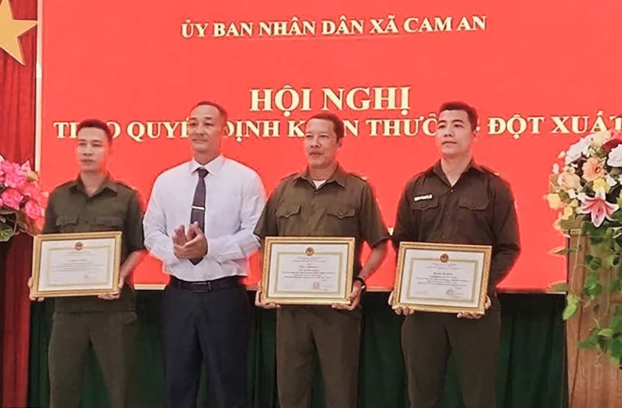 Tặng giấy khen 3 cá nhân khống chế kẻ giết vợ, giải cứu cháu nhỏ 9 tháng tuổi Tặng giấy khen 3 cá nhân khống chế kẻ giết vợ, giải cứu cháu nhỏ 9 tháng tuổi