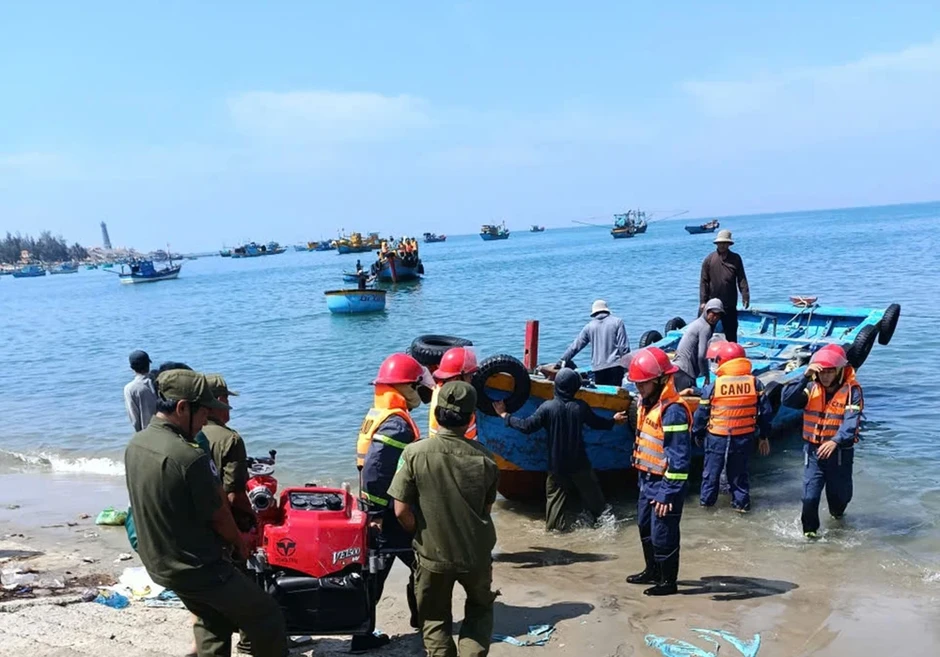 Tàu chở dầu nổ lớn rồi bốc cháy khiến 2 người bỏng nặng, 1 người mất tích