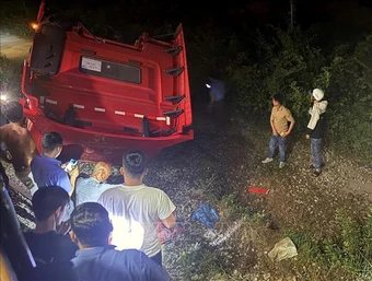 Tàu hỏa húc văng xe tải cố băng qua đường khi rào chắn đã hạ xuống
