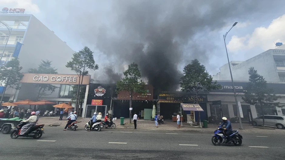 Tây Ninh: Cháy quán ăn, cột khói cao khiến người dân hoảng hốt Tây Ninh: Cháy quán ăn, cột khói cao khiến người dân hoảng hốt