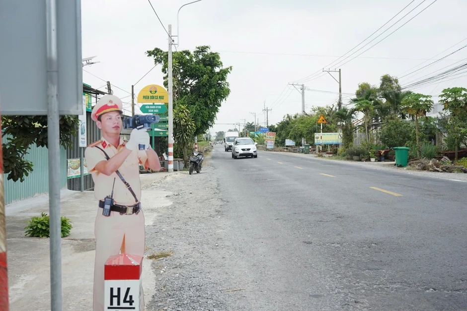Tây Ninh: Hình nộm cảnh sát giao thông phát huy hiệu quả bất ngờ Tây Ninh: Hình nộm cảnh sát giao thông phát huy hiệu quả bất ngờ