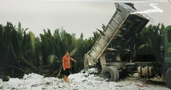Tây Ninh: Khởi tố đối tượng đổ trái phép gần 600 tấn xi măng sợi thải bỏ