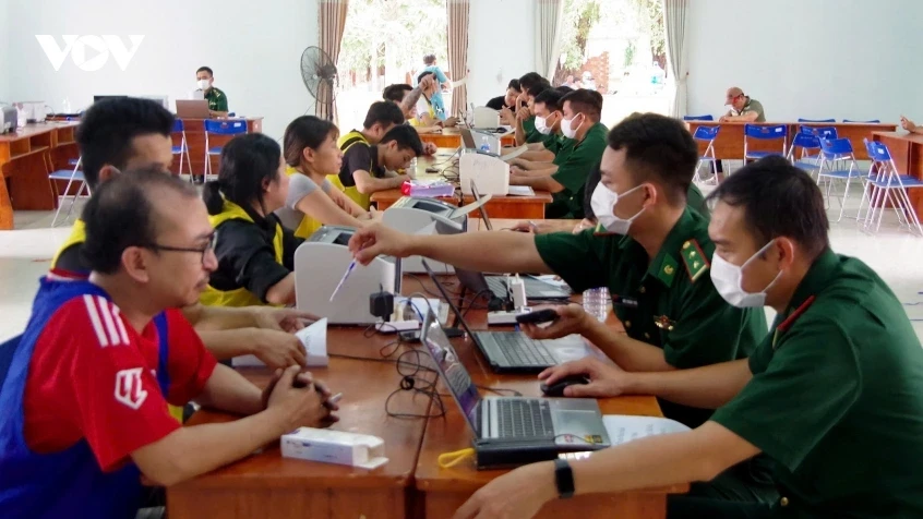 Tây Ninh tiếp nhận 127 công dân được Campuchia trao trả qua cửa khẩu Tân Nam Tây Ninh tiếp nhận 127 công dân được Campuchia trao trả qua cửa khẩu Tân Nam