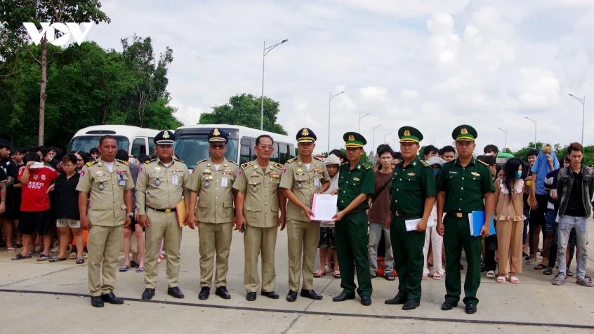Tây Ninh tiếp nhận 127 công dân được Campuchia trao trả qua cửa khẩu Tân Nam Tây Ninh tiếp nhận 127 công dân được Campuchia trao trả qua cửa khẩu Tân Nam