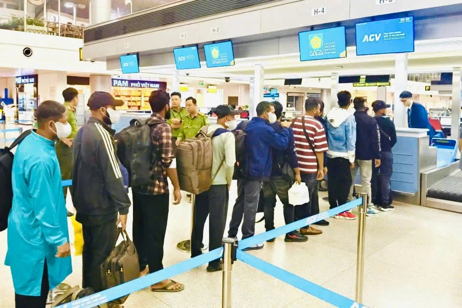 Tây Ninh trục xuất 11 du khách nhập cảnh sai mục đích, lưu trú quá hạn Tây Ninh trục xuất 11 du khách nhập cảnh sai mục đích, lưu trú quá hạn