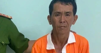 Tên cướp về nhà thay quần áo để đổi nhân dạng sau khi giật ví