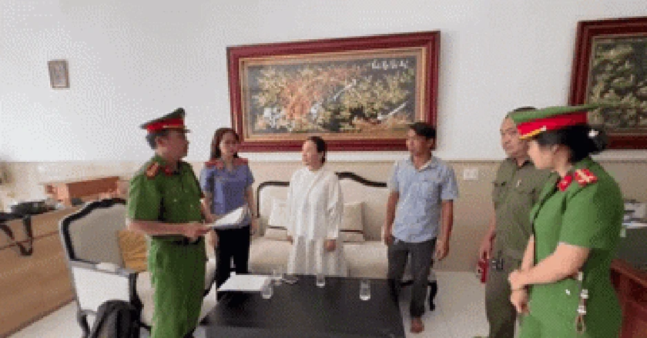 Thái độ của doanh nhân Nguyễn Ngọc Tiền khi nghe Công an TP.HCM đọc lệnh bắt gây chú ý Thái độ của doanh nhân Nguyễn Ngọc Tiền khi nghe Công an TP.HCM đọc lệnh bắt gây chú ý
