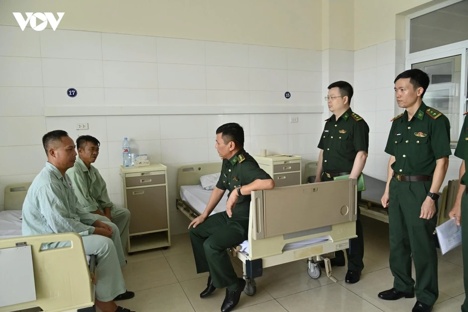 Thăm hỏi cán bộ biên phòng bị thương khi truy đuổi tàu nghi vấn ở Quảng Ninh